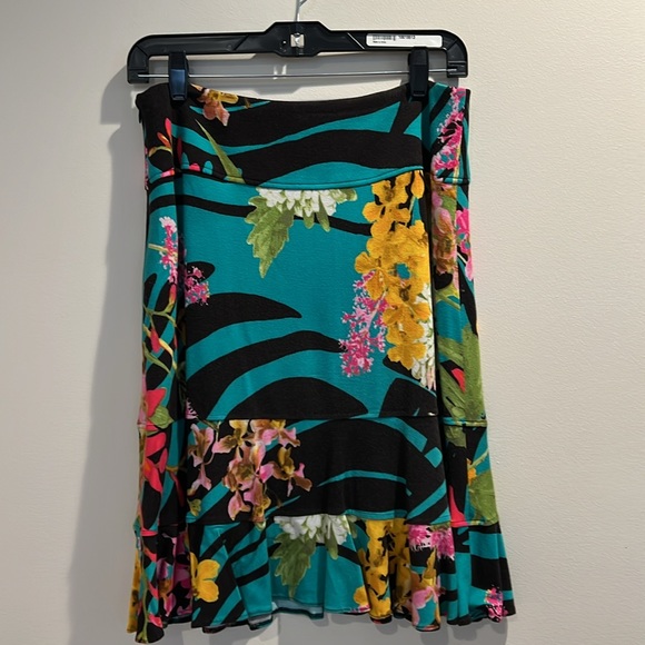 22” length floral print skirt with side zipper - Picture 2 of 2